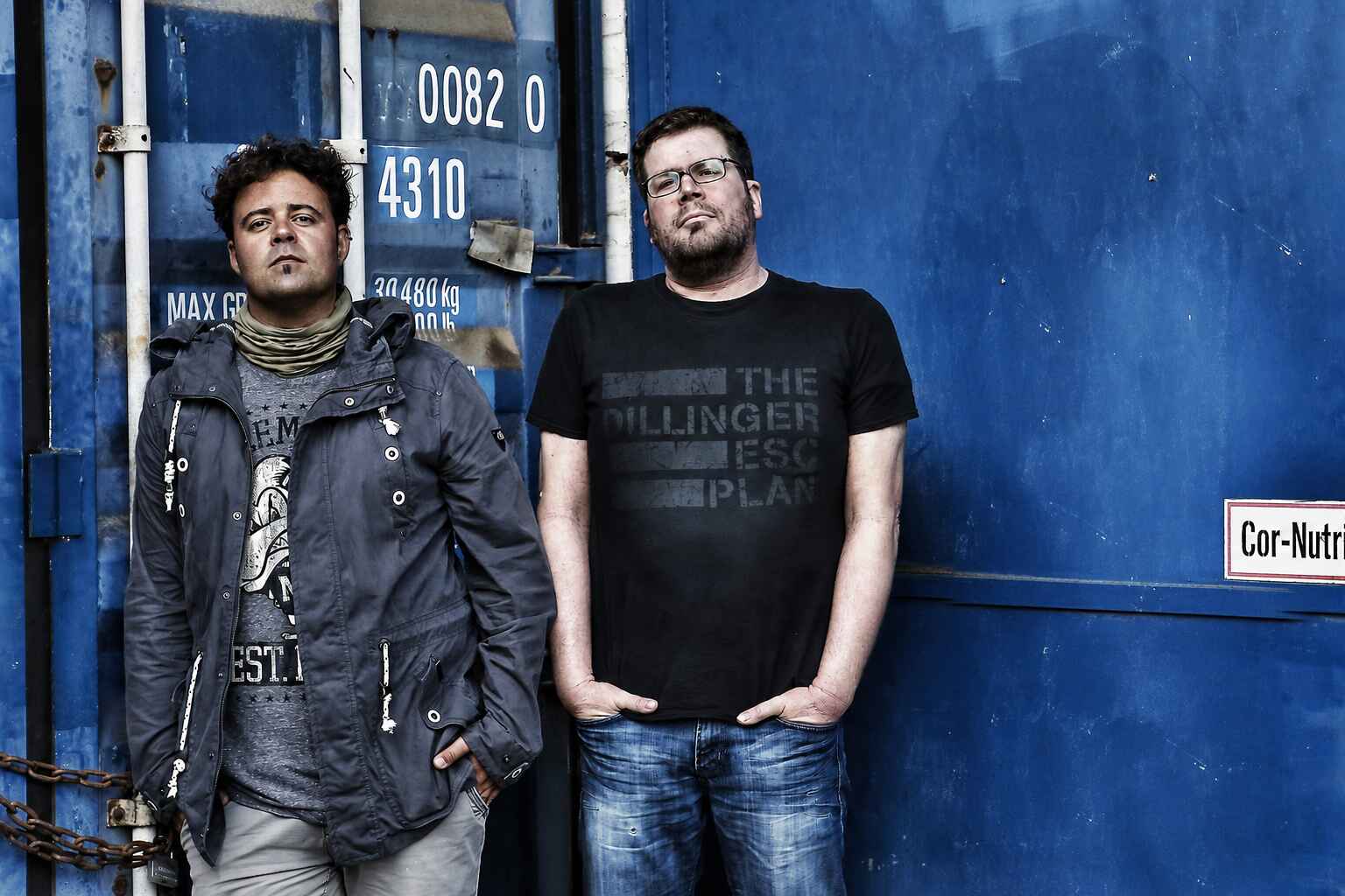Bandfoto vor blauem Container